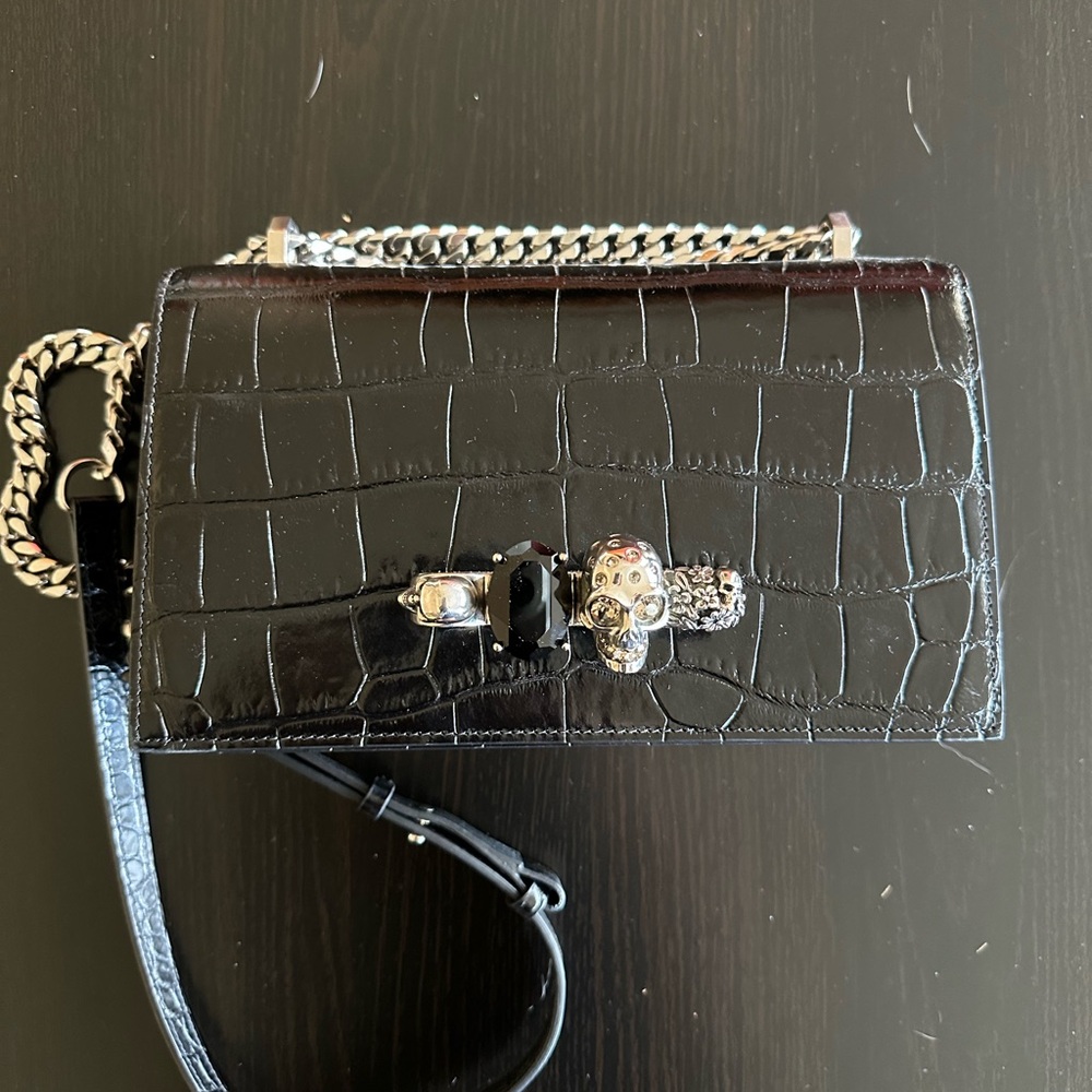 Alexander McQueen Black Croc-Embossed Crossbody Bag with Chain Strap